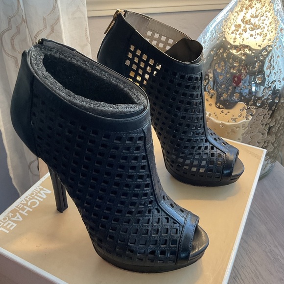 Michael Kors Size 8M Graham Bootie Black Leather Gold - Picture 7 of 9